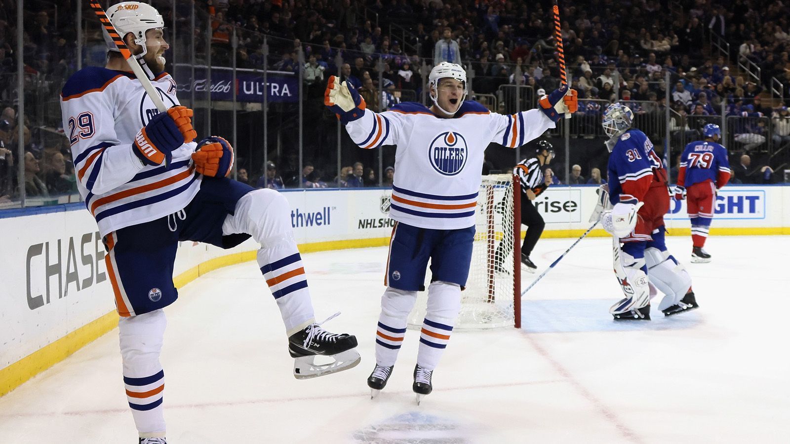 
                <strong>Platz 2: Edmonton Oilers (50-23-9); Platz 2 in der Pacific Division (Vorwoche: Platz 2)</strong><br>
                Leon Draisaitl und die Edmonton Oilers gehen mit viel Selbstvertrauen in die Playoffs. Sie haben die letzten neun Spiele der regulären Saison bzw. 14 der letzten 15 Saisonspiele gewonnen. In Connor McDavid (153 Punkte) und Draisaitl (128 Punkte) haben sie die beiden Top-Scorer der NHL in ihren Reihen. Mit 3,96 Toren pro Spiel und einer Powerplay-Quote von 32,5 Prozent sind sie der effektivste Angriff der NHL. In der 1. Runde der Playoffs treffen sie auf die Los Angeles Kings.
              