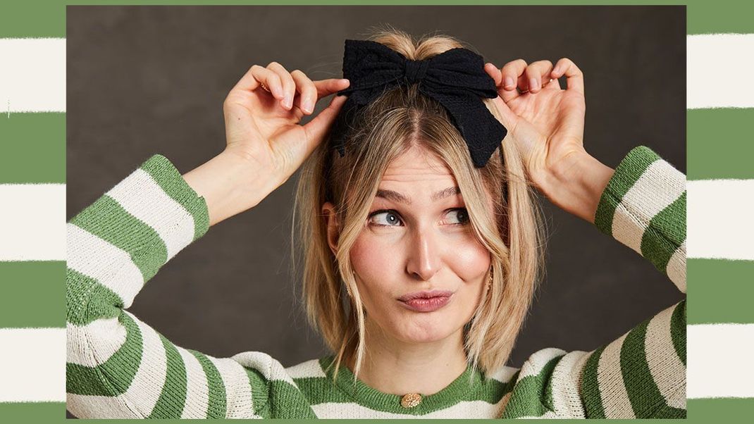 Nur vier Schritte und fertig ist der süße Cheerleader Zopf - verwendet ein möglichst voluminöses Haarband um die Schleife zu binden.