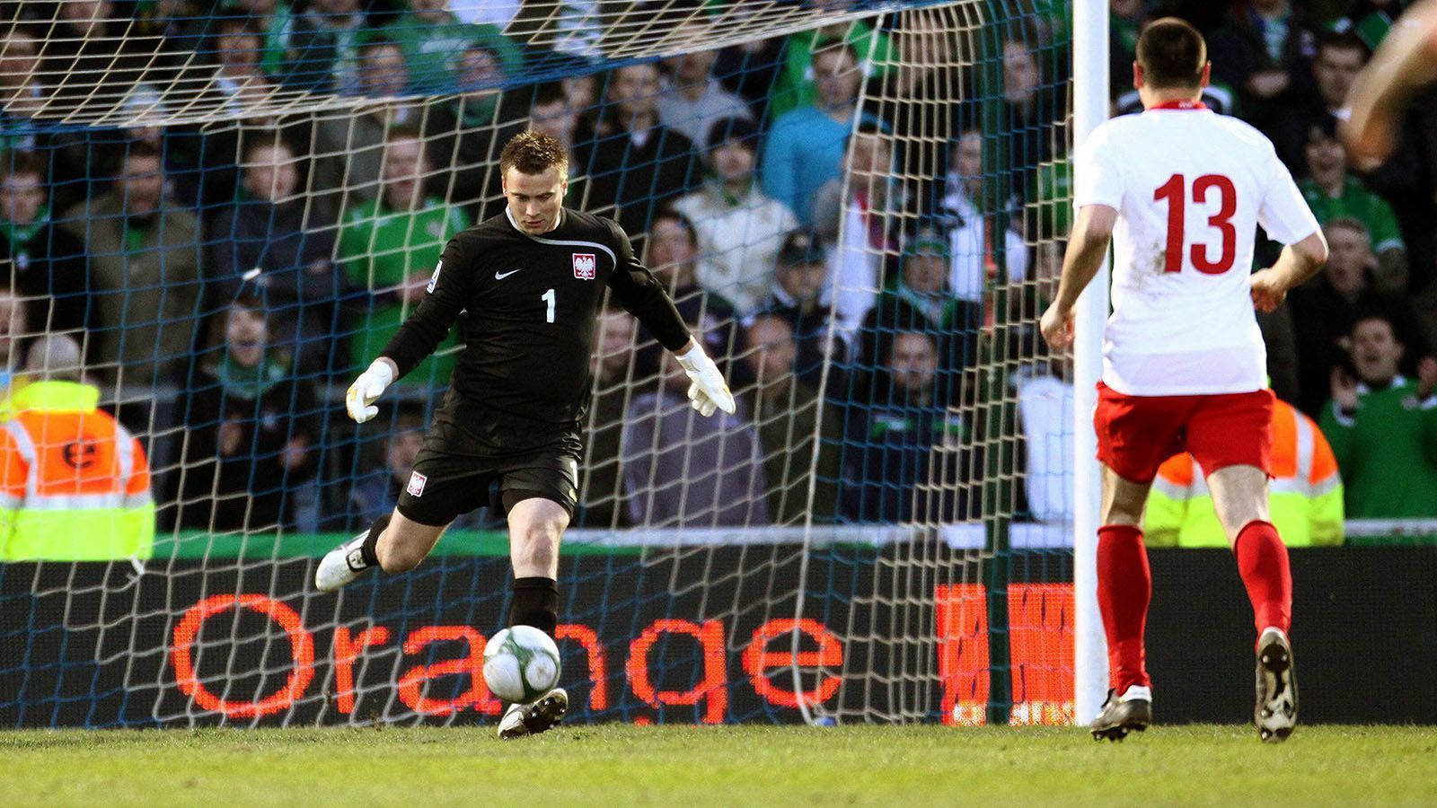 
                <strong>Artur Boruc (Polen) </strong><br>
                28. März 2009: Nordirland – Polen (3:2)Es ist der Alptraum eines jeden Torhüters und Polen-Keeper Artur Boruc passierte genau dies. Im WM-Qualifikationsspiel der Polen im nordirischen Belfast passte der polnische Verteidiger Michal Zewlakow den Ball völlig unbedrängt zurück auf Artur Boruc…
              