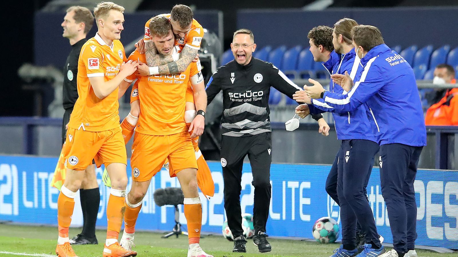 
                <strong>Arminia Bielefeld</strong><br>
                Der Aufsteiger stellt nach Schalke mit lediglich neun Treffern die zweitschwächste Offensive der Liga. Ob die Arminia mit ihrem begrenzten Budget eine wirkliche Hilfe für den Sturm auftreiben kann, ist jedoch fraglich.
              