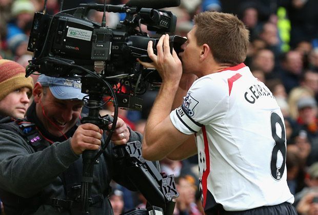 
                <strong>Halbrechtes Mittelfeld: Steven Gerrard (33, England, FC Liverpool)</strong><br>
                Liverpools Kapitän Steven Gerrard ist der beliebteste Premier-League-Spieler bei den Fans. Die Red-Legende erhält 75 Prozent der Stimmen. Gerade einmal elf Prozent voten für Fernandinho von Manchester City, der damit deutlich den Sprung ins Team der Saison verpasst.
              
