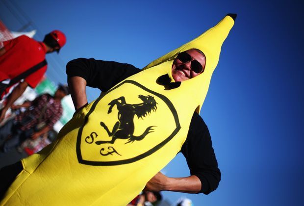 
                <strong>Alles Banane?</strong><br>
                In schlechten Zeiten verteufeln die Ferrari-Fans ihre Boliden schonmal als rote Gurke. In Suzuka zeigt ein Anhänger der Italiener besonderen Humor und posiert vor der Kamera stolz als Banane
              