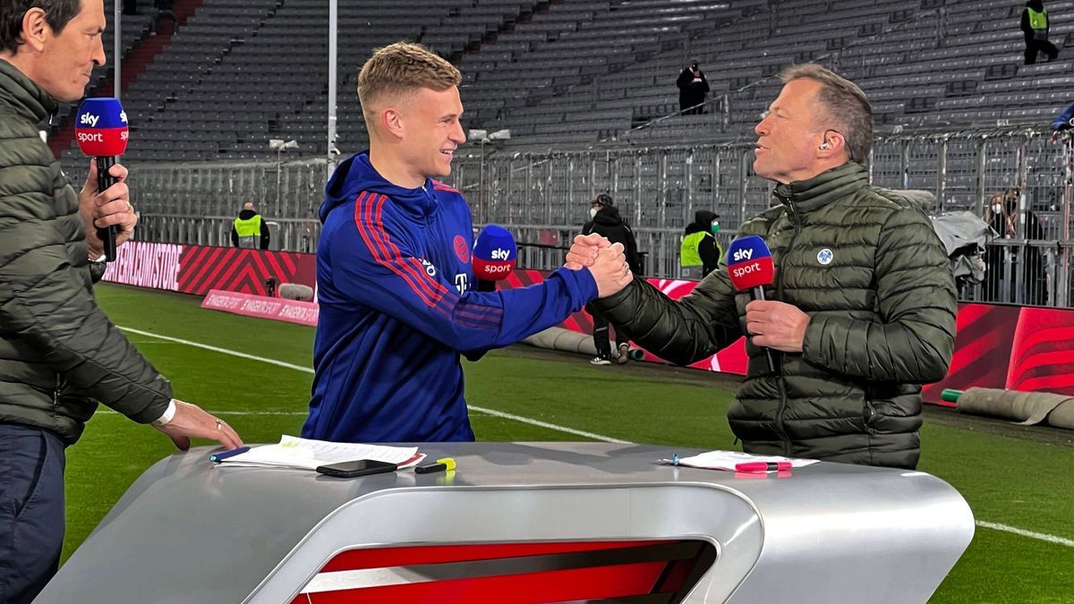 19.03.2022, Fussball 1. Bundesliga 2021 2022, 27. Spieltag, FC Bayern München - 1.FC Union Berlin, in der Allianz-Arena München. Joshua Kimmich (mitte, FC Bayern München) shakehands nach dem Spiel ...