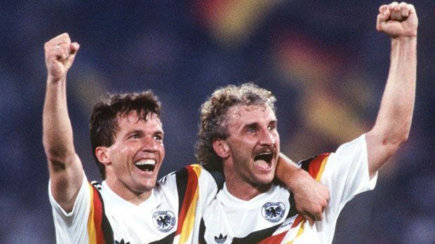 
                <strong>Rudi Völler anno 1990</strong><br>
                Den größten Erfolg in seiner Karriere feierte Rudi Völler im DFB-Trikot. 1990 gewann er die "Heim-WM" in Italien, denn seit 1987 war Völler für den AS Rom aktiv. Unvergessen bei diesem Turnier bleibt die Spuck-Attacke von Frank Rijkaard im Achtelfinale.
              