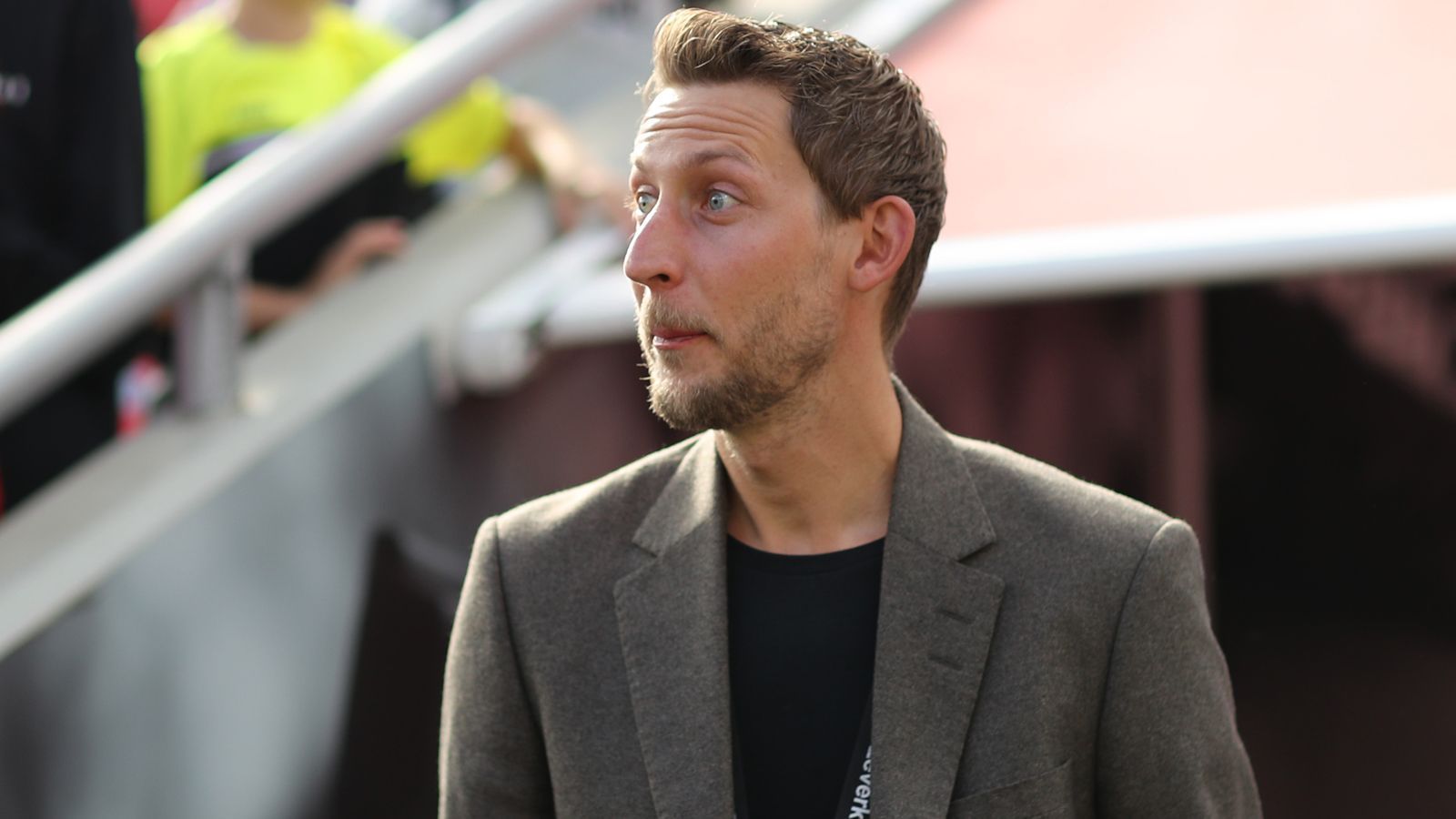 
                <strong>Stefan Kießling (Bayer Leverkusen, Assistent der Geschäftsführung)</strong><br>
                Rolfes im Mittelfeld, Kießling im Sturm - auf diese Achse konnte sich Bayer Leverkusen über Jahre stets verlassen. Mittlerweile ist auch Ex-Angreifer Kießling nicht mehr aktiv, sondern der 35-Jährige ist seit September 2018 als Assistent der Geschäftsführung in die Funktionärsebene gewechselt. Offiziell heißt seine Stelle "Referent Geschäftsführung Sport" und damit ist der Ex-Stürmer quasi zur Ausbildung unter den Fittichen von Rudi Völler. 
              