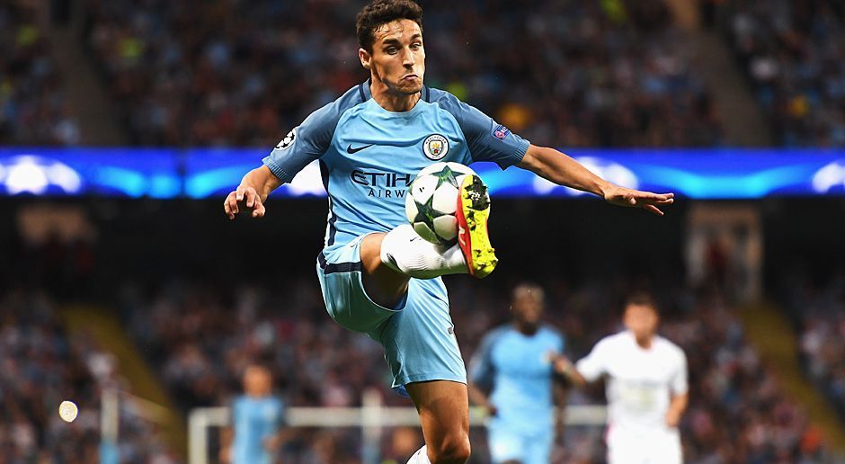 
                <strong>Mittelfeld: Jesus Navas (Manchester City)</strong><br>
                Mittelfeld: Jesus Navas (Manchester City). Über seine Zukunft wollte sich der Spanier kürzlich nichts entlocken lassen. Dabei ist diese fraglich wie lange nicht mehr. Unter Pep Guardiola spielt der Welt- und Europameister nur eine Nebenrolle, wurde zuletzt oft nicht einmal mehr als Joker gebracht. Mit 31 Jahren hätte Jesus Navas durchaus noch etwas für Interessenten zu bieten.
              