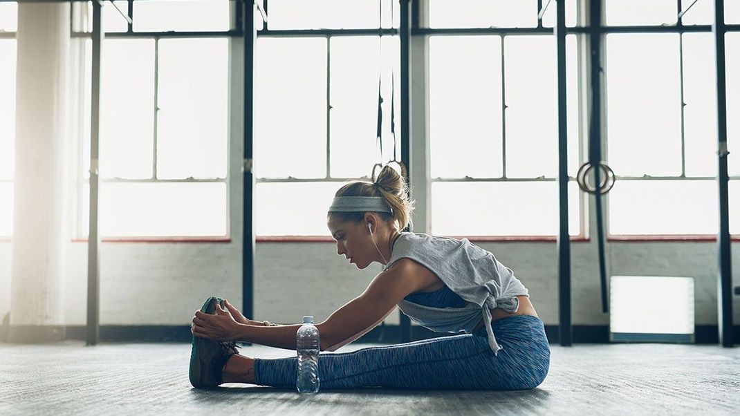 Haarbänder sind nicht nur ein super chices Hairstyling-Accessoire, sondern eignen sich auch hervorragend zum Zusammenbinden der Haare beim Sport.