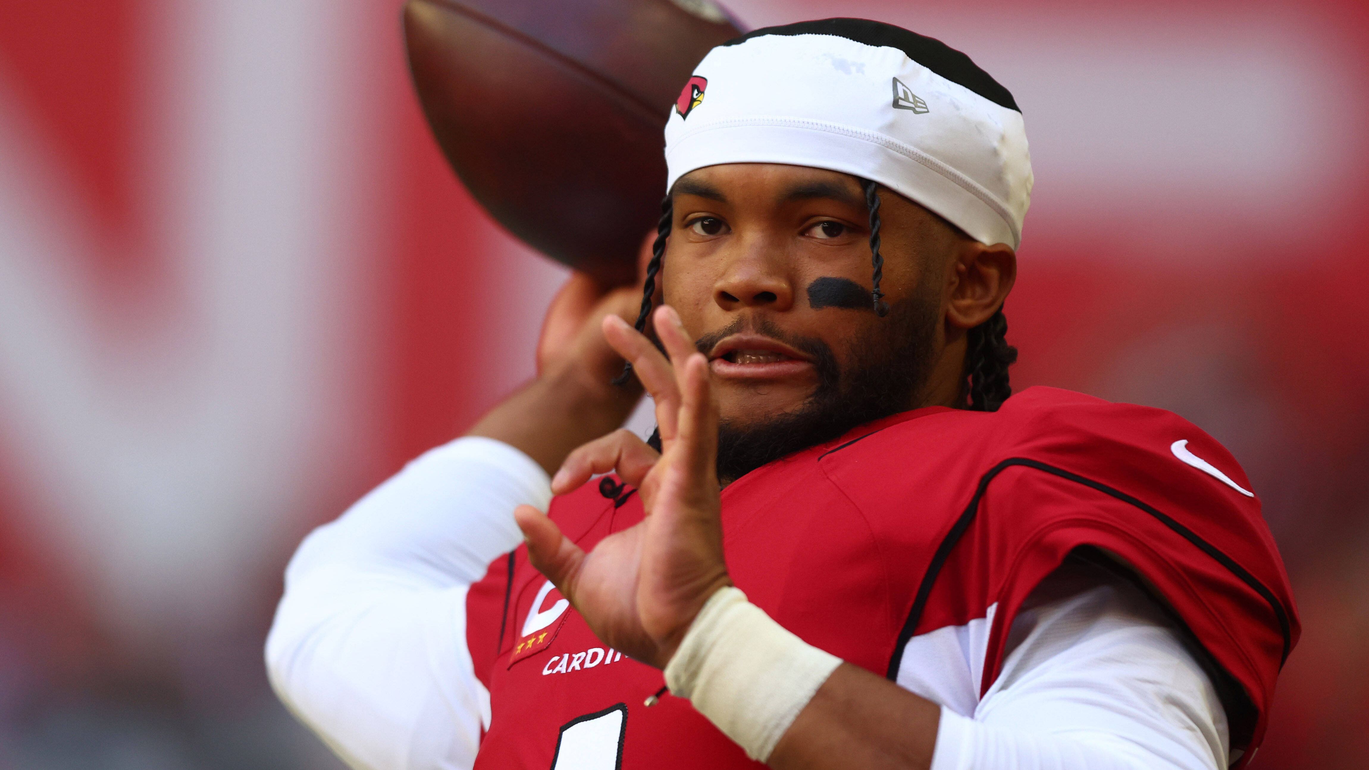 
                <strong>First Overall Pick 2019: Kyler Murray (Quarterback, Arizona Cardinals)</strong><br>
                Als Rookie lieferte Kyler Murray mit 64,4 Prozent angebrachter Pässe sowie 20 Touchdowns bei zwölf Interceptions starke Zahlen ab und wurde folgerichtig zum Offensive Rookie of the Year 2019 gewählt. Im Jahr 2020 war der Playmaker dann sogar noch besser. In 16 Spielen brachte Murray über 67 Prozent seiner Pässe an den Mann und verbuchte 26 Touchdowns und zwölf Interceptions. Außerdem erlief er bärenstarke elf Touchdowns bei durchschnittlich 6,2 Yards pro Lauf. Damit war er nach Cam Newton und Kordell Stewart der einzige Quarterback in der Geschichte der Liga, der in derselben Saison mindestens 20 Touchdowns warf und mindestens zehn erlief. In der Saison 2021 machte Murray dann nochmal einen Entwicklungssprung, nachdem er Arizona zu einem fulminanten 9:0-Start in die Saison geführt hatte und die Franchise zum ersten Mal seit 2015 wieder in die Playoffs einziehen ließ. 2022 kam es dann zum ersten großen Rückschlag. Murray stand neben schwankender Leistungen auch wegen persönlicher Unzulänglichkeiten rund um sein angebliches Gaming-Verhalten vor Spieltagen in der Kritik. Die Franchise wurde mit lediglich vier Siegen krachend Letzter in der NFC West. Zu allem Übel zog sich der 25-Jährige spät in der Saison einen Kreuzbandriss zu und wird damit auch den Beginn der neuen Saison verpassen.
              