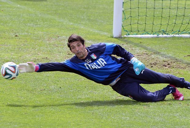 
                <strong>Gianluigi Buffon (36, Italien)</strong><br>
                Für einen möglichen zweiten WM-Titel will sich Gianluigi Buffon auf jeden Fall nochmal richtig strecken. Für den italienischen Rekordnationalspieler ist das Turnier in Brasilien bereits die fünfte Weltmeisterschaft. 
              