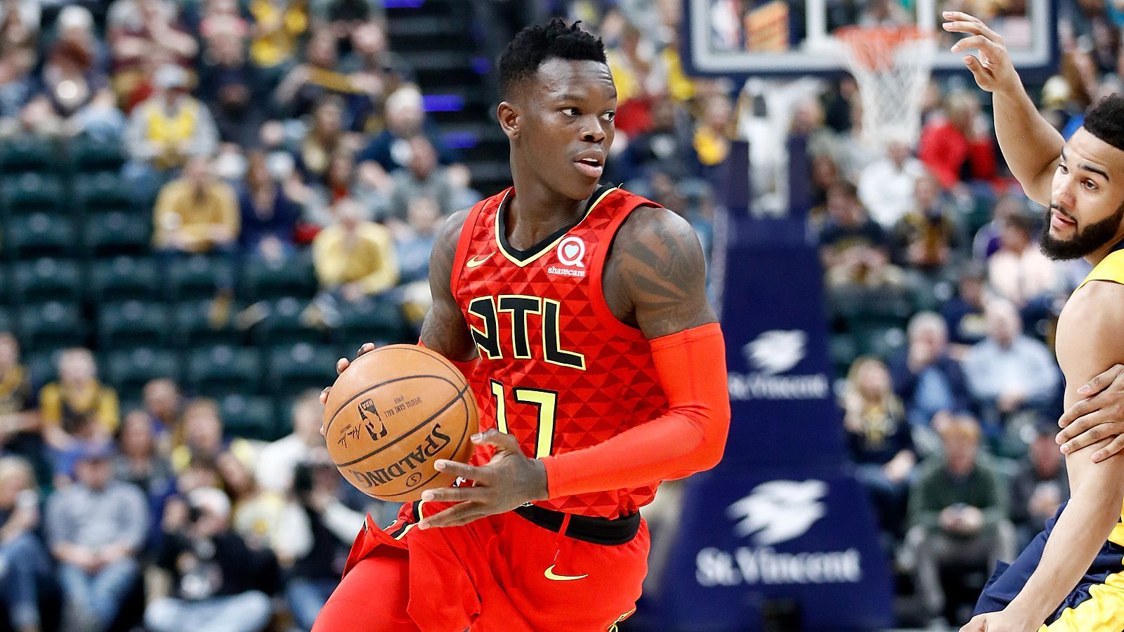 
                <strong>Indiana Pacers</strong><br>
                Dennis Schröder erwähnte im Rahmen der gleichen Pressekonferenz gleich zwei mögliche Wunschziele. Eines davon waren die Indiana Pacers, bei denen er gemeinsam mit Buddy Victor Oladipo ein dynamisches Backcourt-Duo bilden könnte. Die Konkurrenz bei den Pacers um Cory Joseph und Darren Collison hat spielerisch nicht das Niveau von Schröder, jedoch zeigte vor allem Collison im letzten Jahr gute Ansätze. Defensiv müsste Schröder ohnehin zulegen, um für ein Team im Aufwind die nötige Verstärkung darzustellen.
              