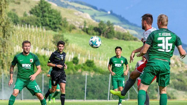 
                <strong>FC Augsburg</strong><br>
                Testspiele/DFB-Pokal: Der FC Augsburg zeigte in den Testspielen eine bunte Mischung: Siegen gegen Southampton (4:0), Lautern, (2:0), Ulm (3:2) und Tokyo (2:1) stehen Niederlagen gegen Middlesborough (1:2), Innsbruck (0:1) oder Regensburg (1:2) gegenüber. Im Pokal folgte eine Blamage. Augsburg verlor in Magdeburg mit 0:2. Personal: Kapitän Paul Verhaegh hat den FCA verlassen. Von den Neuen standen in Magdeburg Rani Khedira, Michael Gregoritsch und Marcel Heller in der Startformation. Keeper Marwin Hitz, dessen Abgang im Raum stand, hat sich wieder als Nummer 1 durchgesetzt. Form: Durch das Aus im Pokal dürfte die Euphorie früh verflogen sein, die die prominenten Neuen zunächst entfachten. ran-Check: 4 Punkte
              