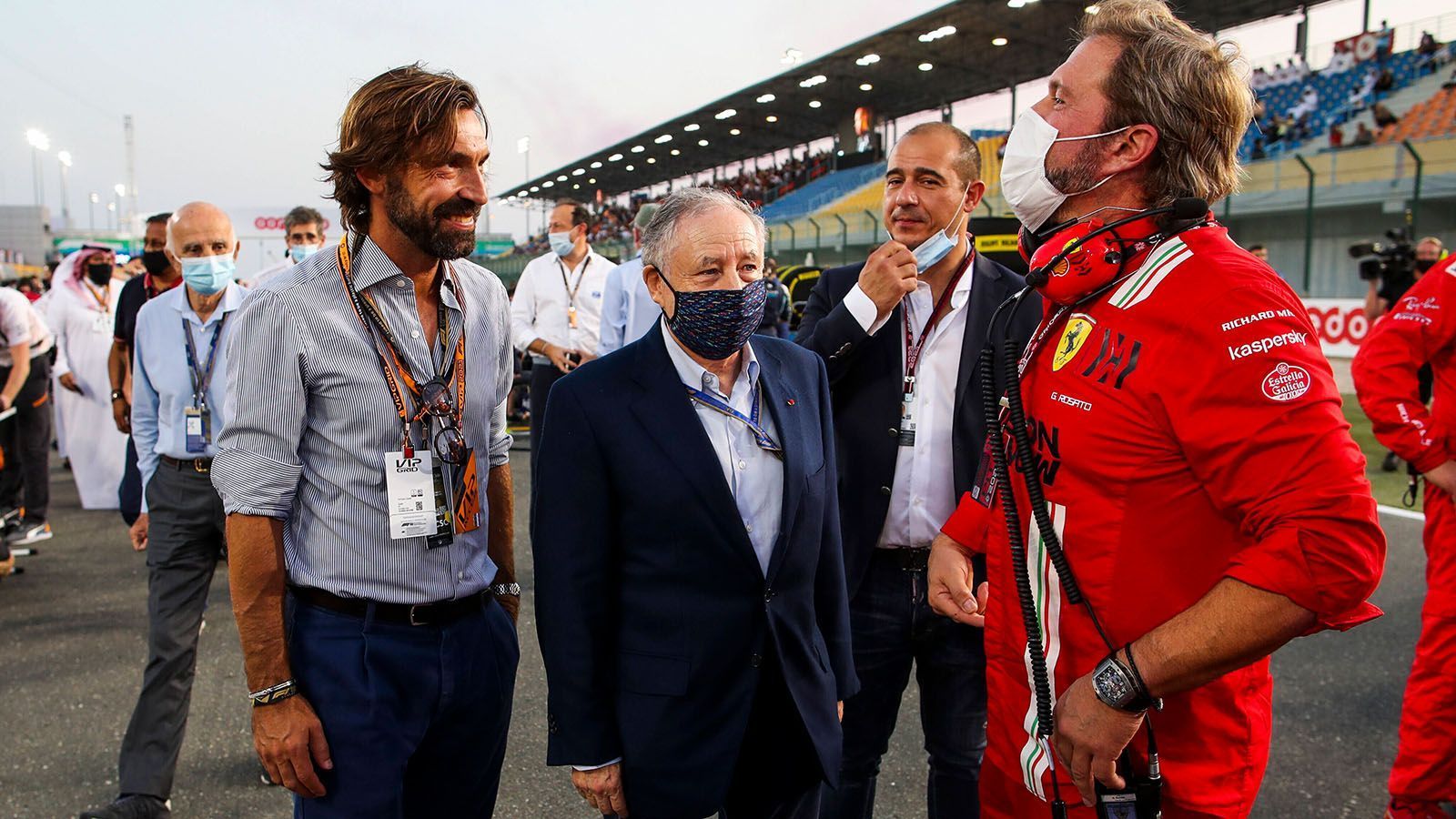
                <strong>Verlierer: Formel 1</strong><br>
                Dass die Formel 1 überall dort fährt, wo das Geld fließt und nicht dort, wo die meisten Fans sind, ist keine neue Erkenntnis. Doch das Katar-Rennen glich im Vorfeld einer Werbeveranstaltung für die Fußball-WM 2022, die dort stattfindet. FIFA-Präsident Gianni Infantino bei der Hymne in der ersten Reihe, an der Seite der F1-Bosse. Dazu zahlreiche (ehemalige) Fußball-Stars, die für das Event im kommenden Jahr trommelten - und das in einem Land, das die Menschenrechte nicht wirklich oben auf der Agenda stehen hat. Aber da die letzten beiden Rennen in Saudi-Arabien und Abu Dhabi stattfinden, scheint das die Formel-1-Macher nicht zu interessieren.
              