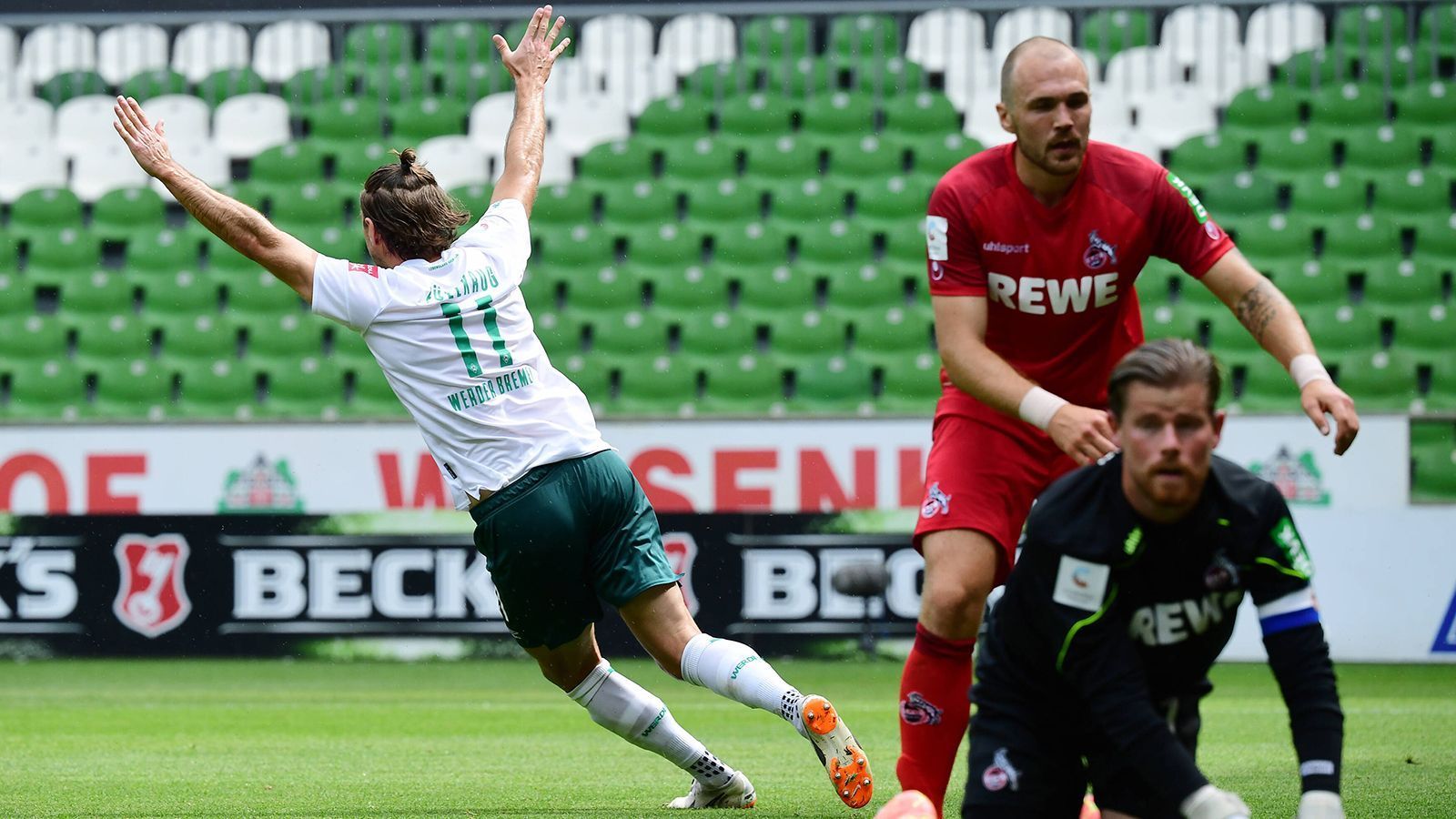 
                <strong>29. Minute: Was geht denn an der Weser ab?</strong><br>
                Innerhalb von sieben Minuten macht Werder drei Hütten und dann trifft auch noch Füllkrug bei seinem Startelf-Comeback. Nach einer Friedl-Flanke von links ist Füllkrug zentral vor dem Tor zuerst am Ball und verlängert diesen auf die lange Ecke. Dort geht der Ball super platziert neben den Pfosten zum 3:0 ins Tor. Der absolute Wahnsinn! Nicht nur, dass Werder weiter mit einem Punkt Vorsprung auf Platz 16 steht, jetzt ist auch das Torverhältnis ausgeglichen.
              