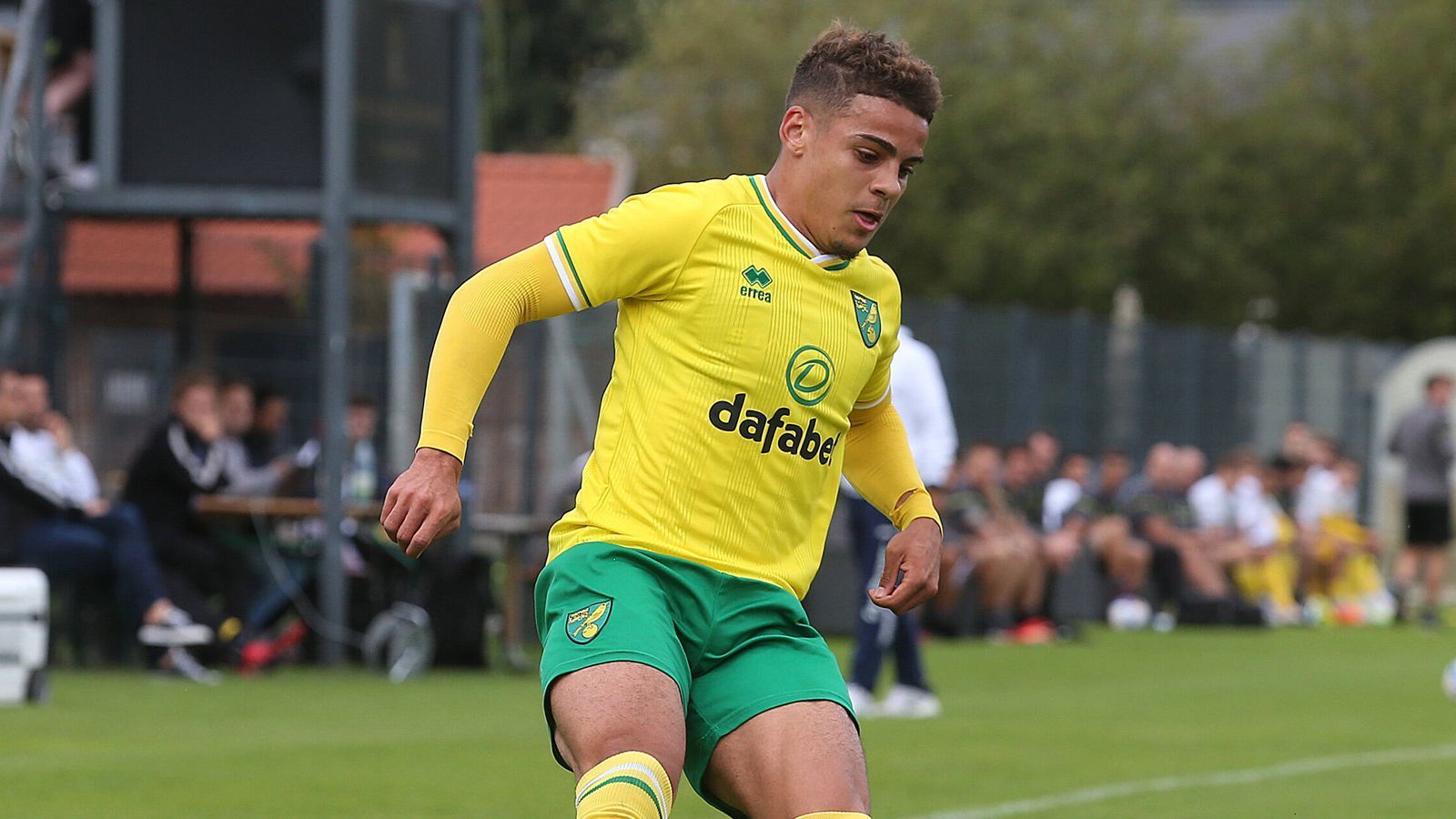 
                <strong>Max Aarons (Norwich City)</strong><br>
                Neben Dest soll auch Max Aarons bei Bayern als Backup von Benjamin Pavard im Gespräch sein. Das berichtet "Sky". Der 20-Jährige spielt bei Premier-League-Absteiger Norwich City und soll kein Interesse daran haben, zurück in die zweite englische Liga zu gehen. Daher soll er einem Wechsel in die bayerische Landeshauptstadt gegenüber nicht abgeneigt sein. Aarons besitzt noch einen Vertrag bis 2024 und gilt als eines der größten englischen Talente.
              