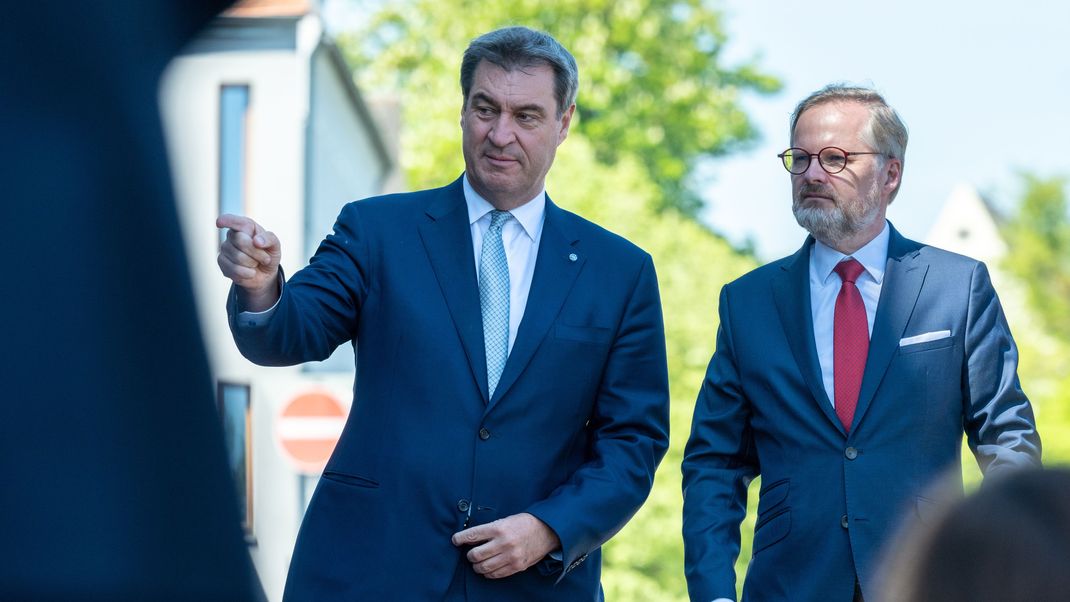 Markus Söder (l, CSU), Bayerischer Ministerpräsident, begrüßt Petr Fiala, Ministerpräsident der Tschechischen Republik, vor dem Museum der Bayerischen Geschichte. 