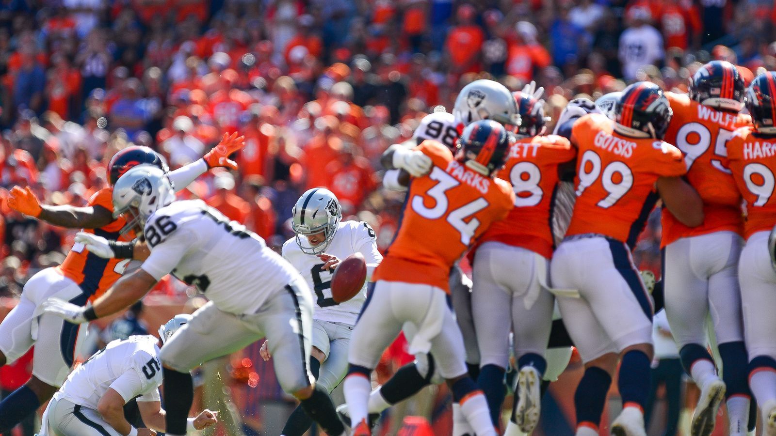 
                <strong>Mike Nugent</strong><br>
                Raiders-Kicker Mike Nugent konnte einen Extra-Punkt im zweiten Viertel bei den Denver Broncos nicht verwandeln. Die Broncos gewannen am Ende 20:19. Und da kommt das Happy End.
              