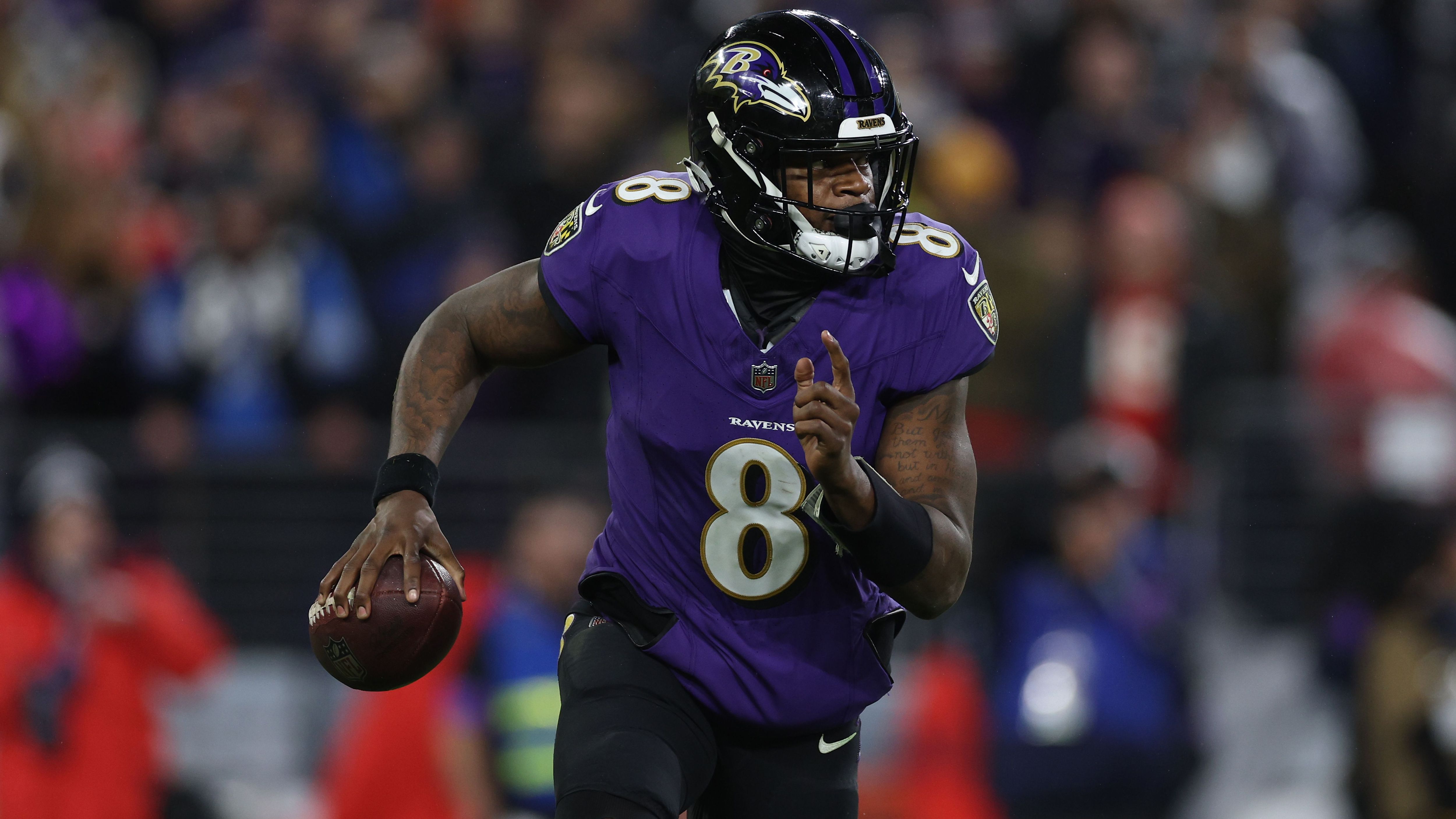 <strong>Rushing Yards pro Lauf (Durchschnitt)</strong><br>1. Lamar Jackson (im Bild): 6,1 Rushing Yards pro Lauf<br>2. Josh Allen: 5,5 Rushing Yards pro Lauf<br>3. Russell Wilson: 5,3 Rushing Yards pro Lauf
