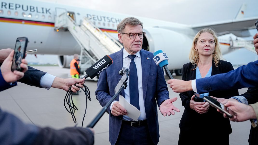Außenminister Johann Wadephul (CDU) gibt vor dem Airbus A350 der Luftwaffe vor dem Flug nach New York ein Pressestatement. 
