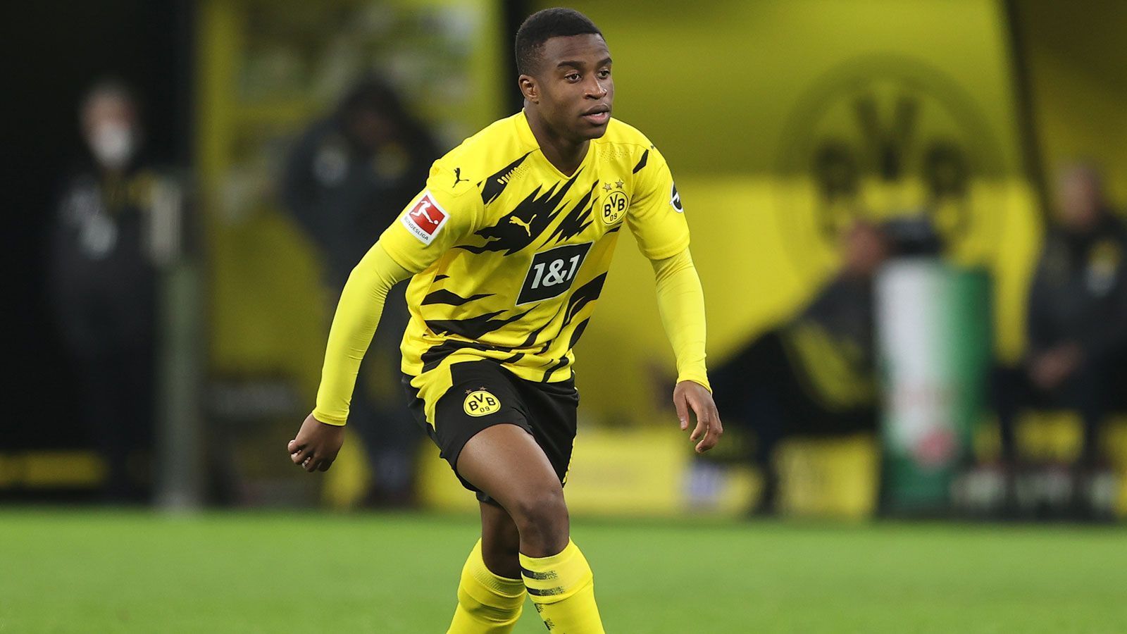 
                <strong>Youssoufa Moukoko</strong><br>
                Kommt für den blassen Giovanni Reyna in die Partie und bildet mit Haaland ein Sturmduo. Wird aber von seinen Mitspielern kaum gesucht und hat kaum Aktionen. ran-Note: 4
              