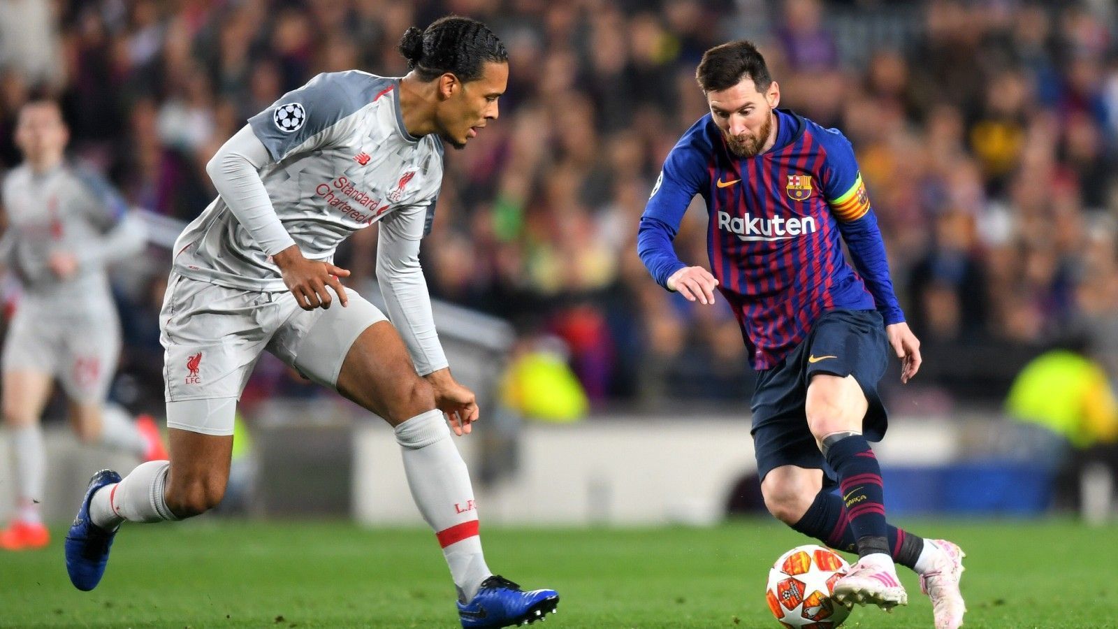 
                <strong>Van Dijk vs. Messi - oder doch ein anderer?</strong><br>
                Lionel Messi ist jede Saison ein Kandidat für den Ballon d'Or. Doch in diesem Jahr läuft ihm wohl ausgerechnet ein Verteidiger den Rang ab: Bei den Buchmachern in England liegt Virgil van Dijk vom FC Liverpool vor Messi. Dabei galt der Argentinier vor der Copa America noch als Favorit. ran.de präsentiert die Top 10 der Spieler, deren Chancen auf den goldenen Ball am größten sind.
              