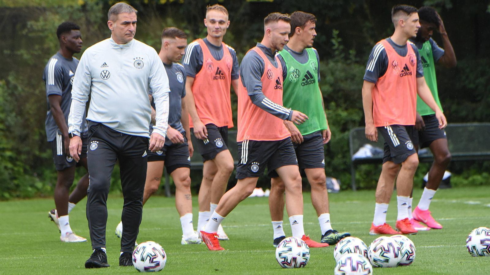 
                <strong>Die Geschichte des olympischen Fußballturniers</strong><br>
                Bei den Olympischen Spielen in Tokio wird Trainer Stefan Kuntz mit einer durch Max Kruse und Maximilian Arnold verstärkten U23-Auswahl versuchen, eine Medaille zu gewinnen. Seit 1908 ist Fußball olympisch, bei den Frauen seit 1996. Das deutsche Frauen-Team wird in Tokio aber nicht dabei sein, da als Titelverteidiger die Qualifikation verpasst wurde. Wir blicken zurück auf einige markante Ereignisse in der Geschichte des olympischen Fußballturniers.
              