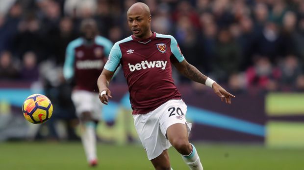 
                <strong>Andre Ayew</strong><br>
                Im Kampf um den Klassenerhalt hat Premier-League-Klub Swansea noch mal so richtig hingelangt. Die Waliser holten Linksaußen Andre Ayew von West Ham United zurück. Dafür sollen laut englischen Medienberichten 20,5 bis 22,8 Millionen Euro an Ablöse fällig geworden sein, wodurch der Transfer des Offensivmannes aus Ghana der teuerste in Swanseas Vereinsgeschichte wäre. Der 28-Jährige spielte bereits in der Saison 2015/16 für die "Swans", ehe er nach nur einer Saison zu den "Hammers" abgegeben wurde.
              