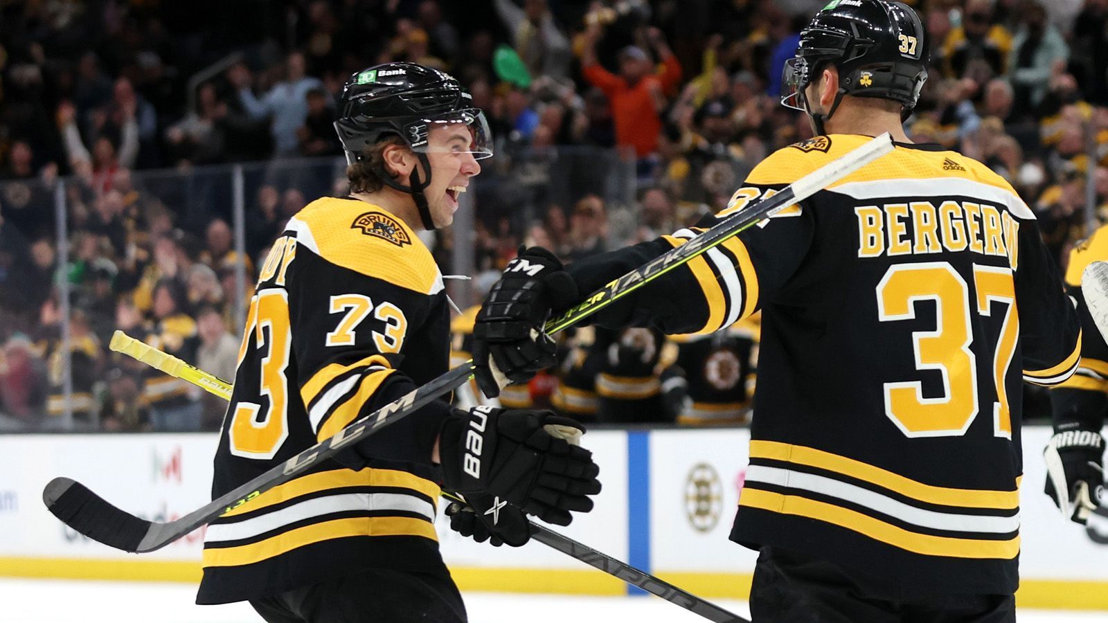 
                <strong>11. Platz: Boston Bruins</strong><br>
                Funktionieren die ersten beiden Sturmreihen der Boston Bruins, dann ist das "Original-Six"-Team schwer zu stoppen. Patrice Bergeron, David Pastrnak, Brad Marchand und Taylor Hall haben exquisite Offensivqualitäten. Gleichwohl hatten die Bruins auch immer einmal Schwächephasen in dieser Saison und es hat sich zwischen Linus Ullmark und Jeremy Swayman keine klare Nummer eins im Tor herausgebildet. Es ist wahrscheinlich, dass die Endrunde früh endet für Boston, aber sollte der sechsmalige Champion die Carolina Hurricanes bezwingen, ist alles vorstellbar.  
              