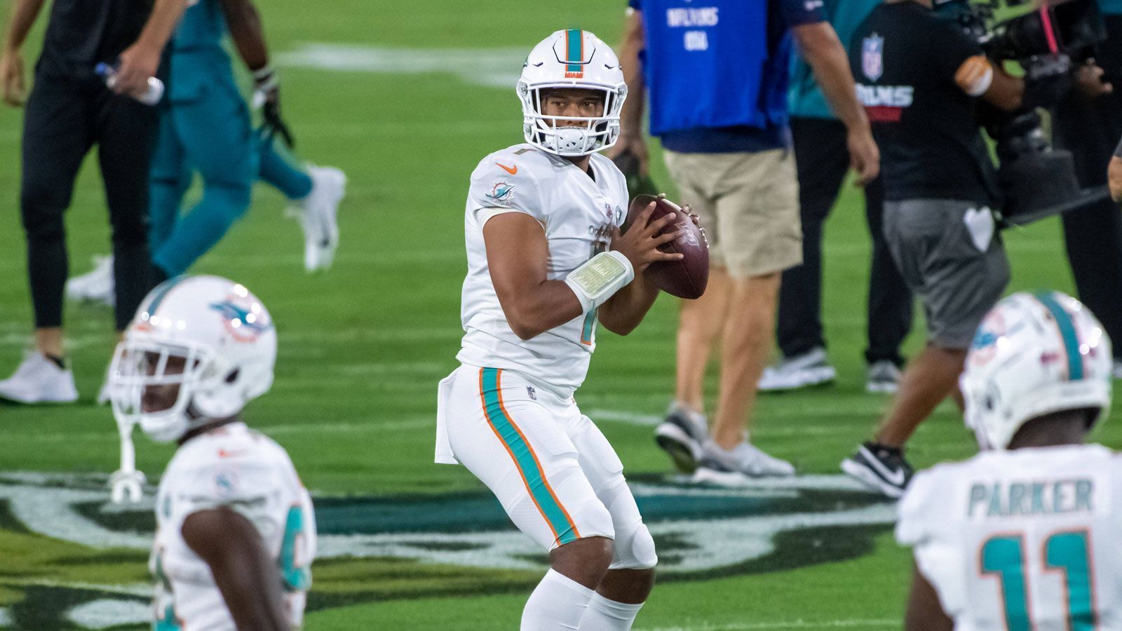 
                <strong>Tua Tagovailoa gibt sein lang erwartetes Debüt</strong><br>
                Das Warten hat für die Fans der Miami Dolphins ein Ende: Am 8. Spieltag der NFL-Saison 2020 wird Rookie Tua Tagovailoa die Mannschaft zum ersten Mal als Starting-Quarterback auf das Feld führen. Die Erwartungen an den 22 Jahre alten Spielmacher könnten dabei nicht größer sein, schließlich soll der junge Hawaiianer den Klub zurück in die Erfolgsspur bringen und eines Tages auch den ersten Super-Bowl-Sieg seit 1974 nach South Beach holen.
              