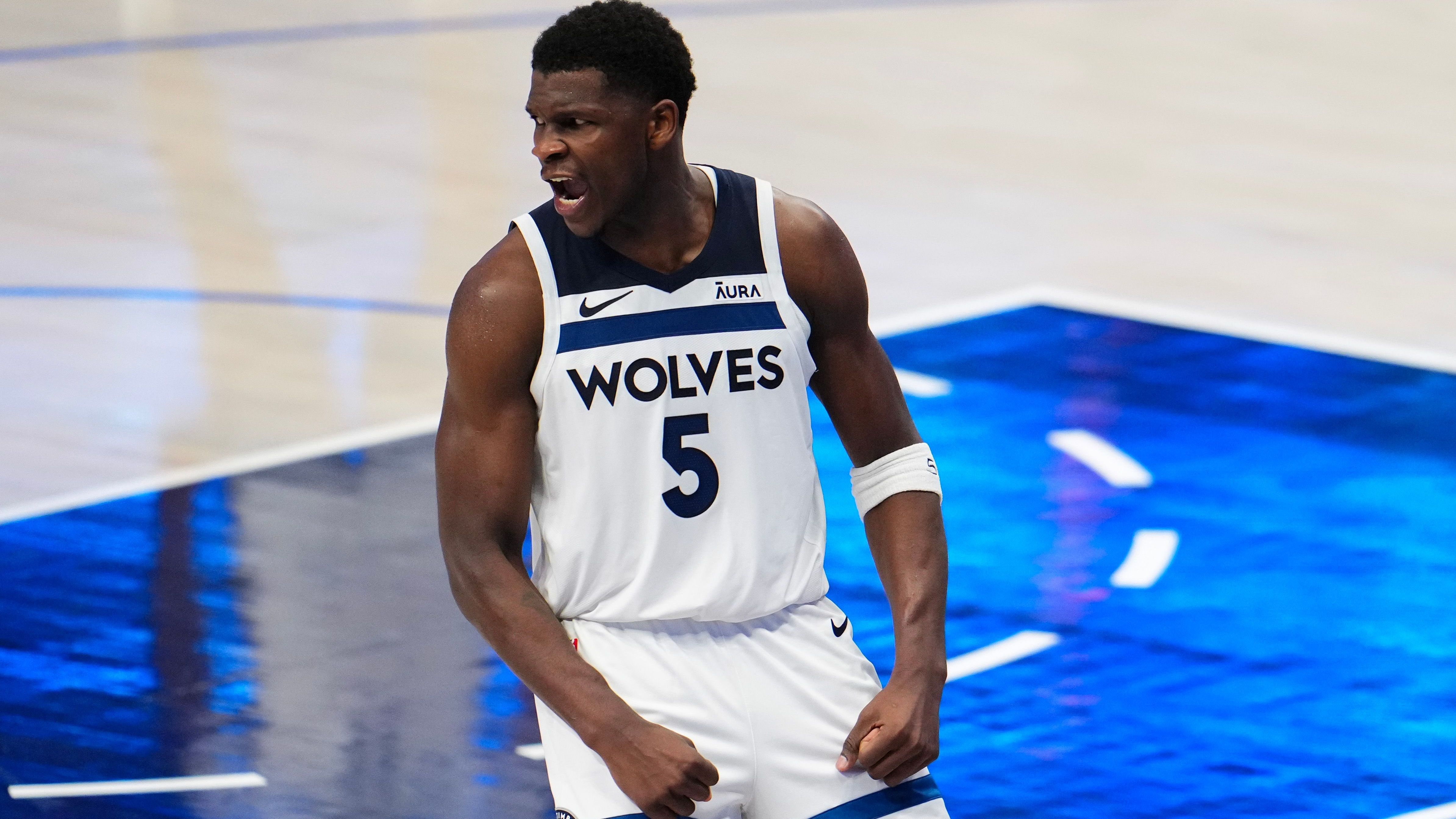 <strong>All-NBA Second Team: Anthony Edwards (Minnesota Timberwolves)</strong><br>Durch den Sieg gegen die Denver Nuggets etablierte sich der 22-Jährige als einer der besten Spieler in der Liga. "Ant" war der beste Spieler seines Teams, bis gegen die Mavericks Schluss war. Edwards wird aus diesen Playoffs lernen und noch besser zurückkommen. Vor allem das Auflösen von Double-Teams bereitete ihm noch Schwierigkeiten. Seine Stats: 27,6 Punkte, 7,0 Rebounds und 6,5 Assists.