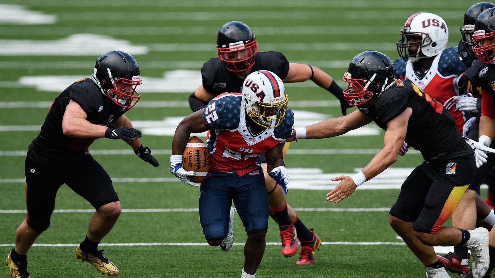 <strong>Wroclaw Panthers</strong><br>
                Die Wroclaw Panthers kommen aus der polnischen Stadt Breslau, wo sie auch im Olympiastadion ihre Heimspiele austragen. Auch der Speedwayklub WTS Sparta Wrocław ist dort beheimatet. Football-Länderspiele, wie hier zwischen der USA und Deutschland werden ab und zu ebenfalls im Breslauer Olympiastadion ausgerichtet, das bis zu 50.000 Zuschauer fassen kann.
