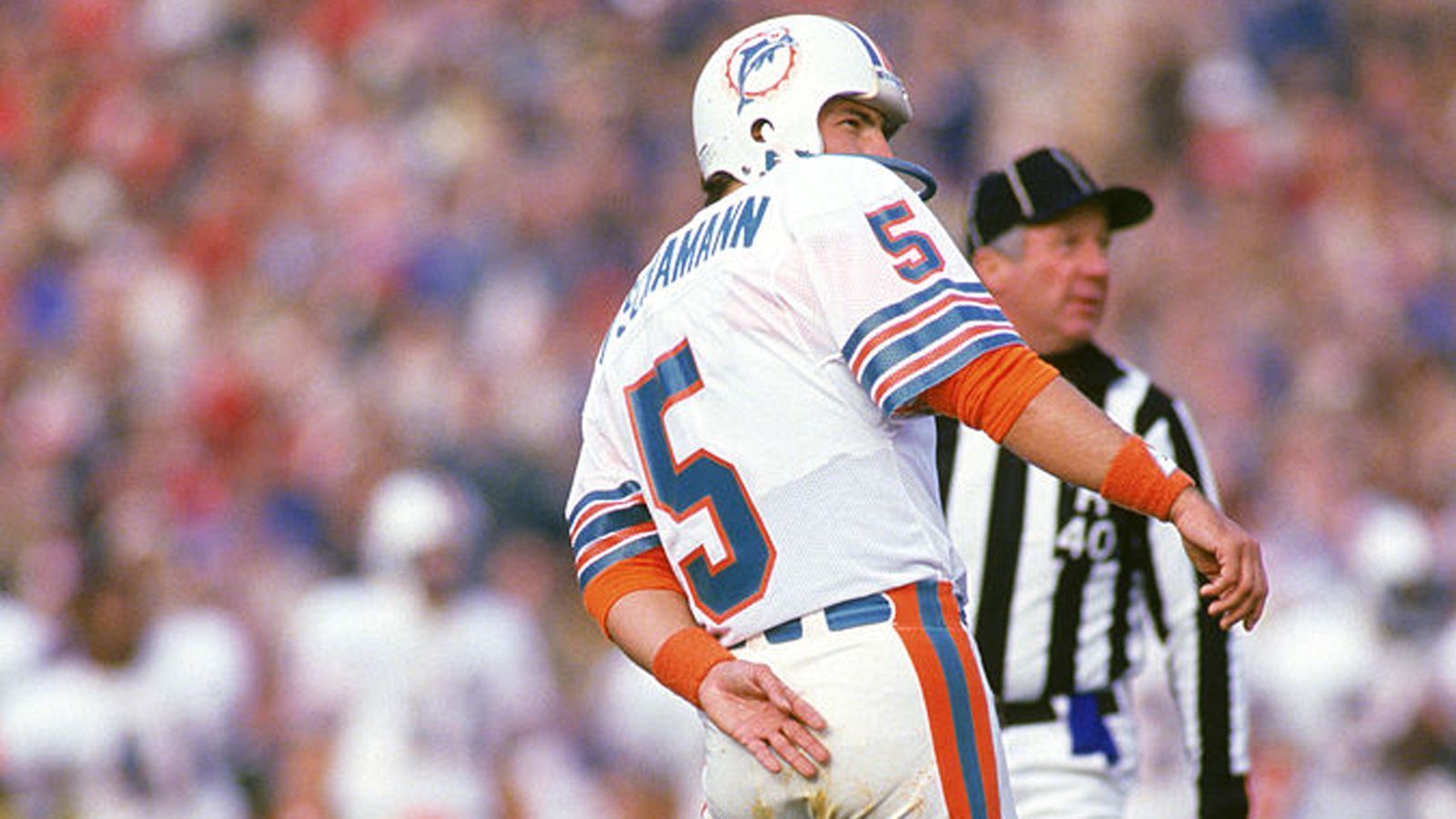 
                <strong>Uwe von Schamann - Zimmernachbar von Dan Marino</strong><br>
                Beim NFL Draft 1983 stieß die spätere Quarterback-Ikone Dan Marino zu den Dolphins. Der deutsche Kicker war zunächst sein Zimmernachbar. 1984 konnte von Schamann nicht an seine früheren Leistungen anknüpfen und wurde nach der Saison entlassen. Er versuchte noch einmal sein Glück bei den Cleveland Browns, wurde aber auch dort nach zwei Wochen freigestellt. Rückblickend sagt der Kicker: "Meine Leidenschaft ging verloren. Daher war mein Rücktritt die logische Konsequenz."
              