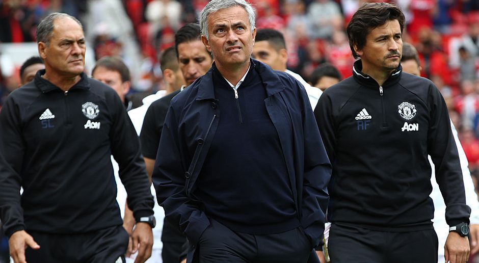 
                <strong>Mourinho vs Guardiola</strong><br>
                Vorfreude sieht anders aus: Jose Mourinho auf dem Weg zu seiner Trainerbank im heimischen Old Trafford.
              