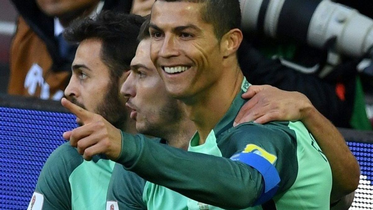Cristiano Ronaldo (r.) bejubelt seinen Treffer zum 1:0