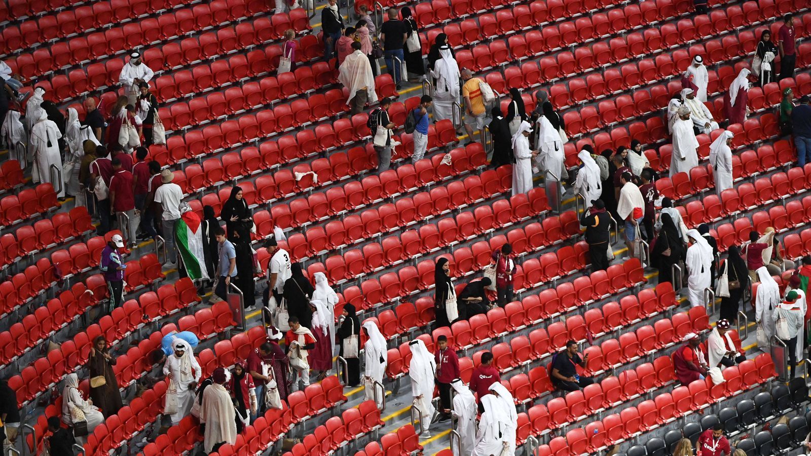 
                <strong>Ränge gegen Spielende nahezu leer</strong><br>
                Am Ende war das Stadion nämlich so gut wie leer. Die Männer in den eleganten, knöchellangen Thob-Gewändern schoben von dannen, hinaus in die Wüste.
              