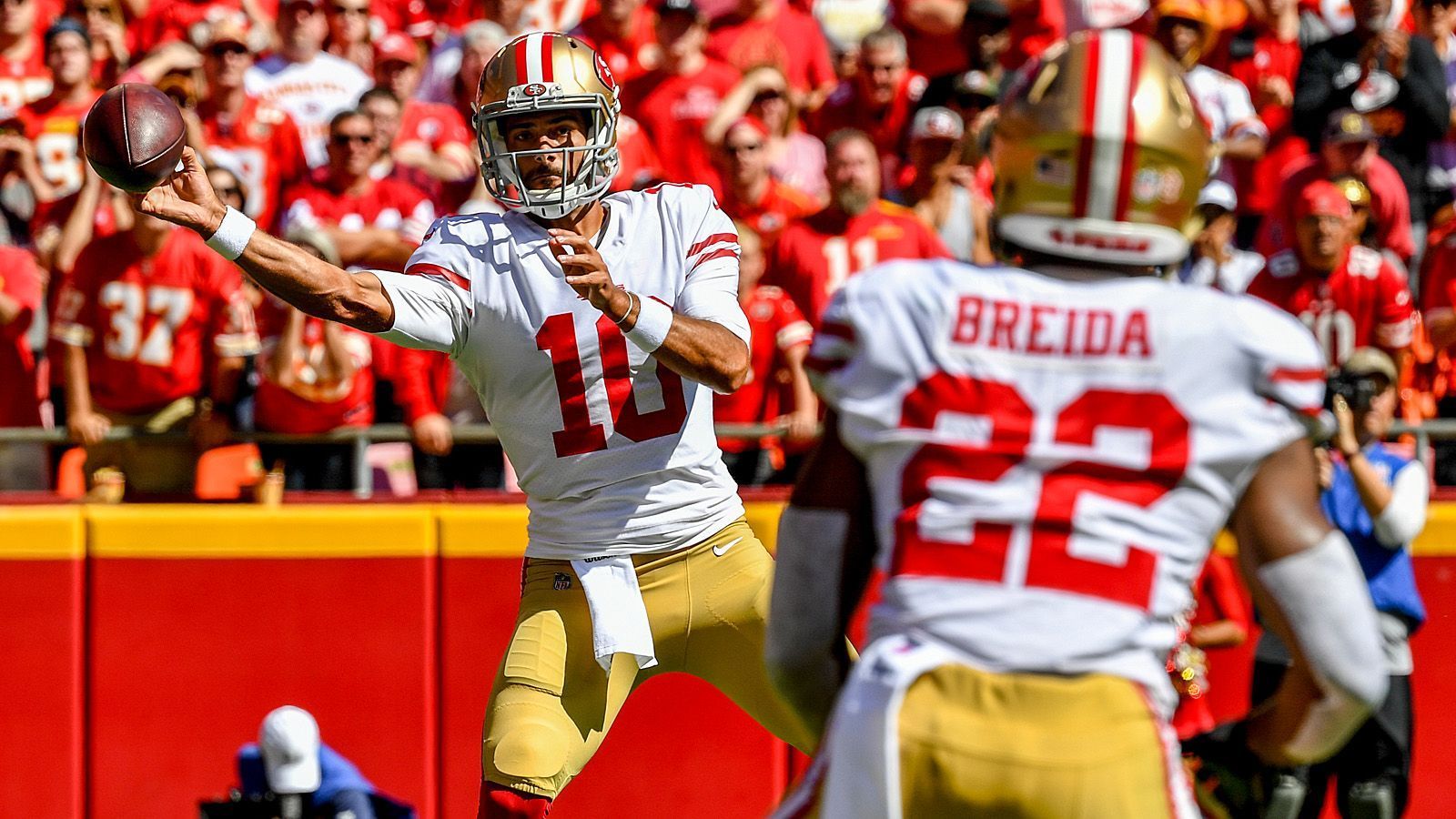 
                <strong>Die Kleinverdiener</strong><br>
                Jimmy Garoppolo: 909,01 Dollar. Der Quarterback der San Francisco 49ers stand aufgrund einer Knieverletzung, die ihn am dritten Spieltag die Saison kostete, nicht sehr häufig auf dem Platz. Zudem ist Garoppolo mit einem Fünfjahres-Vertrag ausgestattet, der ihm bis zu 137,5 Millionen Dollar einbringt. Sein Bonus ist entsprechend klein. Ob er überhaupt gemerkt hat, dass 909,01 Dollar auf seinem Konto eingegangen sind?
              