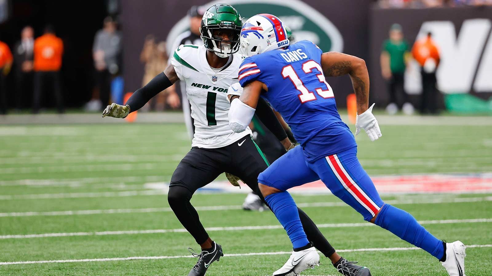 
                <strong>New York Jets - Sauce Gardner, Cornerback</strong><br>
                Schon vor dem Draft im vergangenen Jahr wurde Sauce Gardner als Cornerback mit sofortigem Starter-Potenzial eingeschätzt. Das von den New York Jets in ihn gesetzte Vertrauen zahlte der 22-Jährige auch sofort zurück. 20-mal vereitelte er das Ankommen eines Passes – kein anderer Spieler schaffte das 2022 häufiger. Dazu fing er zwei Interceptions, schaffte 75 Tackles und ließ nur 46-mal zu, dass ein Ball auf einen von ihm direkt verteidigten Spieler das Ziel fand. Heißt: Er bügelte sogar noch etwaige Fehler seiner Mitspieler aus. Absolut verdient erhielt er deswegen die Auszeichnung als Defensive Rookie of the Year. Mit einem Jahr mehr an Erfahrung dürfte er 2023 noch gefährlicher sein.Honorable Mentions: Running Back Breece Hall, Wide Receiver Garrett Wilson
              