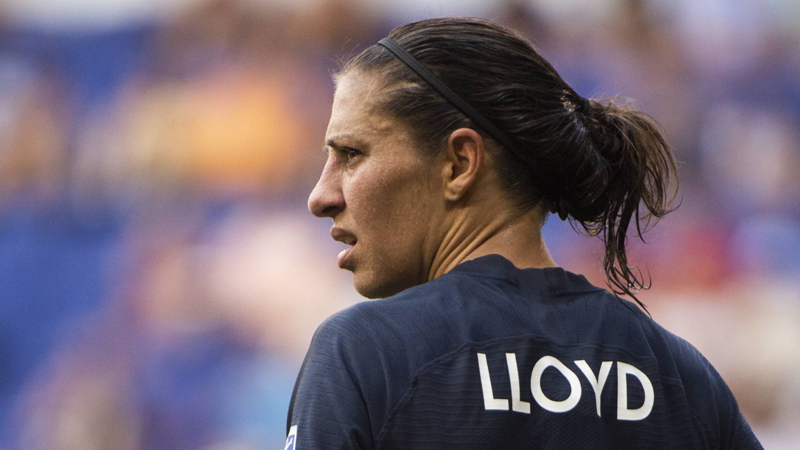 
                <strong>Carli Lloyd als Kicker: PR-Aktion oder echte Chance in der NFL?</strong><br>
                Auf dem Feld gab es eine Frau aus nachvollziehbaren, anatomischen Gründen noch nicht. Allerdings könnte sich das ändern. Denn Carli Lloyd schreibt gerade Schlagzeilen. Sie ist in einem Video zu sehen, wie sie beim Training der Philadelphia Eagles ein Field Goal aus 55 Yards Entfernung verwandelt. Neben ein paar losen Anfragen gab es auch ein konkretes Angebot eines NFL-Teams, am letzten Spieltag der Preseason Einsatzzeit zu bekommen. Allerdings kollidiert der Termin am Donnerstag mit dem Spiel der US-Frauen gegen Portugal.
              