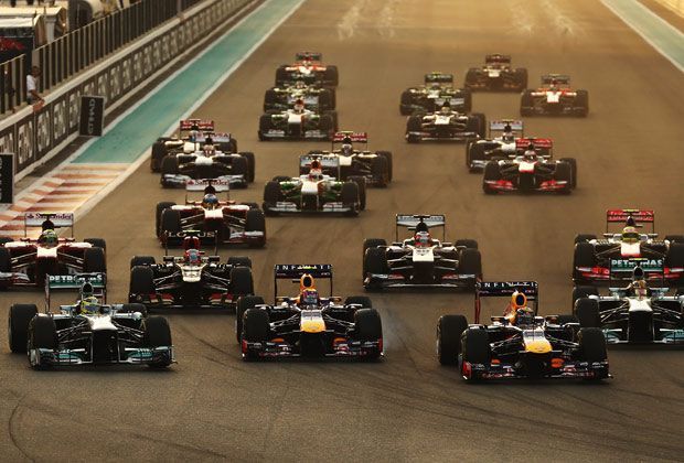 
                <strong>Start im Sonnenuntergang</strong><br>
                Während sich die Sonne über Abu Dhabi verabschiedet, machen sich die 22 Piloten auf den Weg. Webber kann seine Pole Position nicht nutzen, Red-Bull-Teamkollege Vettel übernimmt sofort die Führung. Und auch Mercedes-Fahrer Nico Rosberg schlüpft noch durch
              