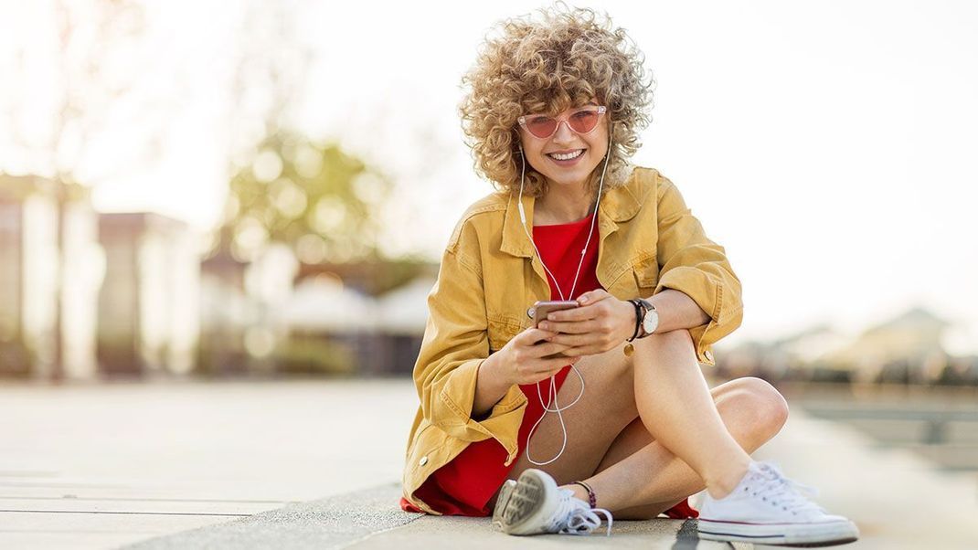 Wir finden curly hair traumhaft schön! Worauf ihr bei der Haarpflegeroutine besonders achten solltet, lest ihr im Beauty-Artikel.