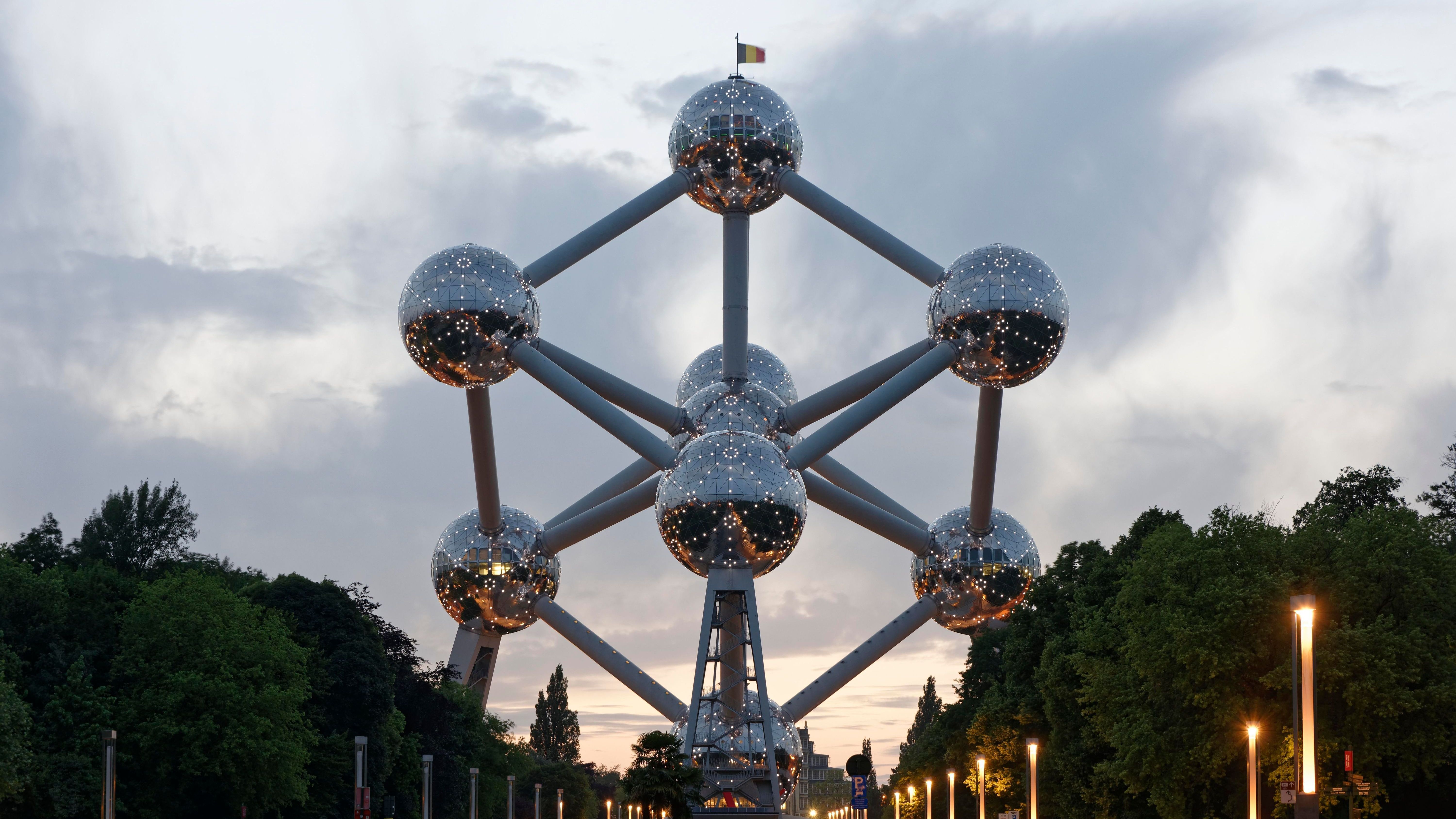 Das Atomium, errichtet im Jahr 1958 in Brüssel für die Weltausstellung Expo 58, ist ein Bauwerk von 102 Metern Höhe. Entworfen wurde es von Ingenieur André Waterkeyn und den Architekten André und Jean Polak. Es basiert auf einer 165-milliardenfachen Vergrößerung der kristallinen Elementarzelle des Eisens. Dieser ikonische Bau ist bis 2075 urheberrechtlich geschützt.
