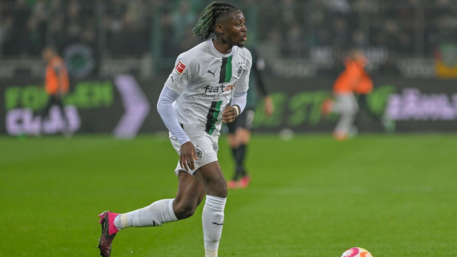 
                <strong>Manu Kone</strong><br>
                Da Gladbach mit Bensebaini und Thuram kein Geld mehr holen kann, soll ein Wechsel von Manu Kone Geld in die Kasse spülen. Die Verantwortlichen rechnen wohl mit einer Einnahme von 30 Millionen Euro, wenn der 21-Jährige den Klub verlässt. Die Wahrscheinlichkeit dafür soll hoch sein, Interessent ist unter anderem PSG.
              