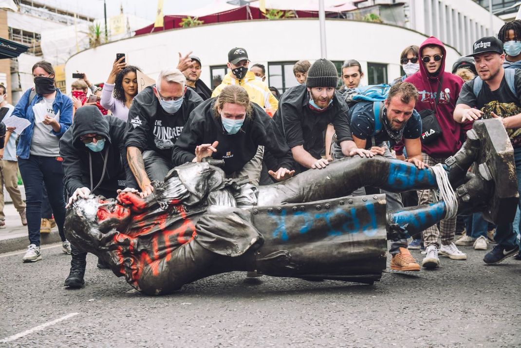 In Bristol (England) störten sich Kritiker schon länger an der Statue des dort geborenen Edward Colston (1636–1721). Am 7. Juni 2020 versenkten Aktivisten sie im Hafenbecken. Colston spendete zwar für Schulen und Krankenhäuser, war aber eben auch Sklavenhändler, der für die Königlich-Afrikanische Gesellschaft insgesamt etwa 80.000 Menschen versklavte.