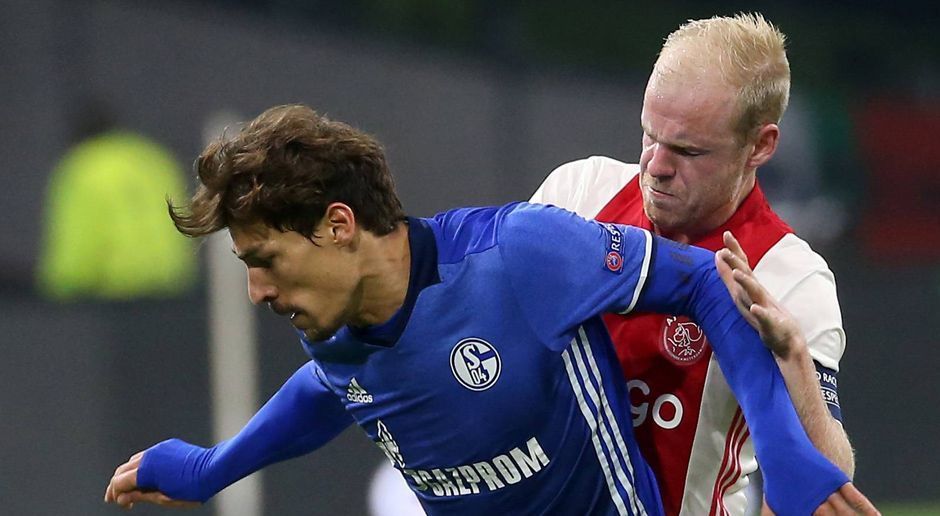 
                <strong>Benjamin Stambouli</strong><br>
                Kommt nach knapp einer Stunde für den enttäuschenden Max Meyer, um der Defensive der Schalker mehr Stabilität zu verleihen. Etwas besser wird das Spiel der Königsblauen tatsächlich. Doch auch Stambouli leistet sich den ein oder anderen Ballverlust, der Ajax zu Chancen einlädt. Holt sich dann noch eine völlig unnötige Gelbe Karte wegen Meckerns ab. ran-Note: 4
              