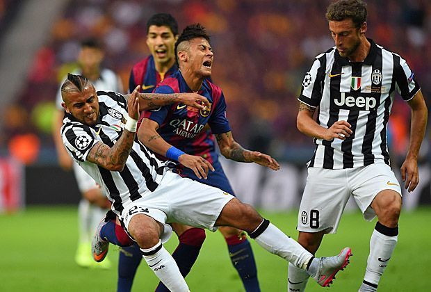 
                <strong>Champions-League-Finale: Juventus Turin vs. FC Barcelona</strong><br>
                Arturo Vidal langt in der ersten Halbzeit kräftig zu und fällt einige Male durch Fouls auf. Die Folge: Bereits nach elf Minuten wird der Chilene mit der Gelben Karte verwarnt.
              