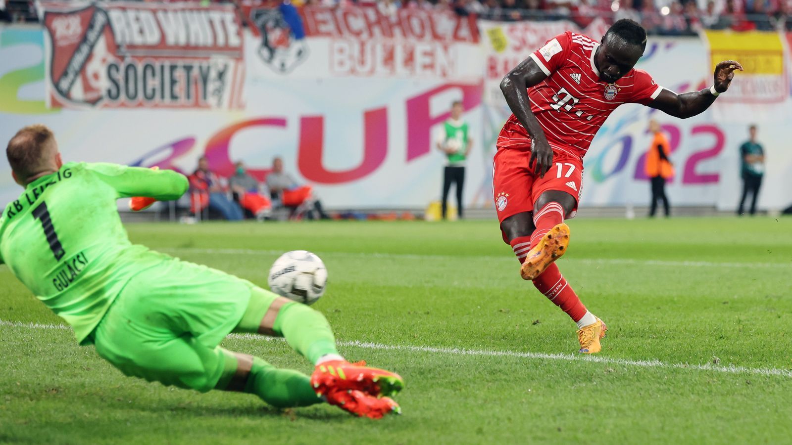 
                <strong>Sadio Mane</strong><br>
                Wird in der sechsten Minute unsanft von Leipzigs Raubein Kevin Kampl mit einem Foulspiel in der deutschen Beletage des Fußballs begrüßt, lässt sich davon aber überhaupt nicht beirren. Zeigt mit seiner Laufstärke, seiner Beweglichkeit, seiner Spielintelligenz und vor allem seiner Abschlussstärke, warum ihn der FC Bayern vom FC Liverpool losgeeist hat. Sein Treffer zum 2:0 ist die Vollendung einer wunderbaren Kombination seiner Teamkollegen Thomas Müller und Serge Gnabry. Ein Treffer zum Zunge schnalzen. ran-Note: 2
              