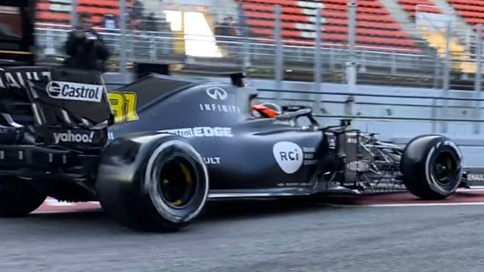 
                <strong>Renault F1 Team</strong><br>
                Da ist er! Der neue "RS20". Nachdem Renault beim eigentlichen Release das Auto noch nicht zeigen konnte, da der Wagen noch nicht fertig war, gibt es jetzt die ersten Bilder bei den Testfahrten in Barcelona. Beim eigentlichen Launch wurden nur animierte Bilder vom Boliden gezeigt. Jetzt endlich in echt. Der schwarze Look lässt das Gelb aus der vergangenen Saison mehr weichen. Jedoch ist das wohl nur das Design für die Testfahrten. Für den Saisonstart kommt das Gelb offenbar wieder zurück.
              