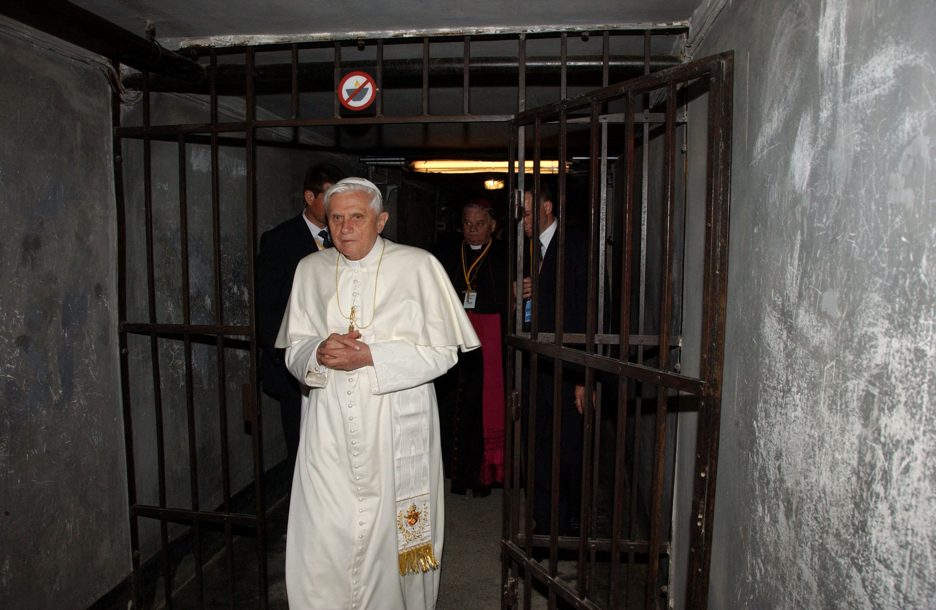 Benedikt XVI. betritt eine Zelle im ehemaligen Vernichtungslager Auschwitz.