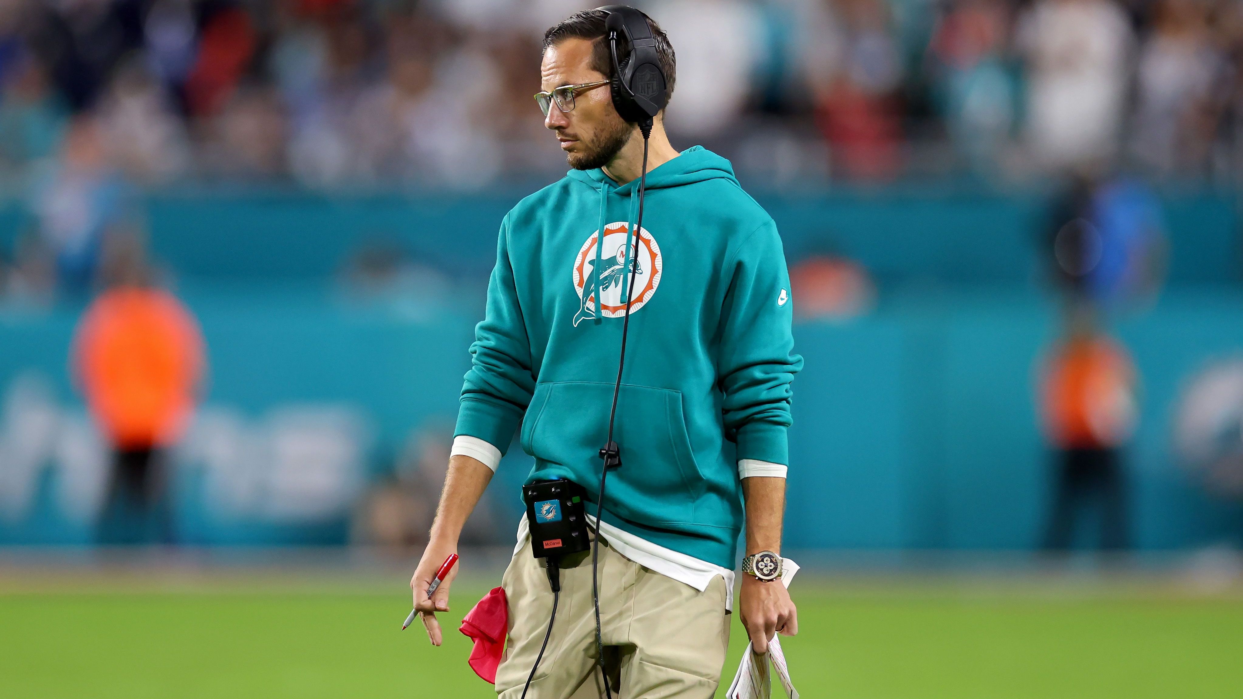 <strong>Platz 16: Miami Dolphins um Head Coach Mike McDaniel&nbsp;</strong><br>Mike McDaniel ist wahrscheinlich einer der kreativsten Offensiv-Köpfe der NFL. Jedes Jahr zaubert er neue Spielzüge aus dem Hut. Doch wirklich zählbaren Erfolg konnte er bisher nicht verbuchen. Seine einzigen beiden Playoff-Partien verlor er. Da muss mehr kommen!