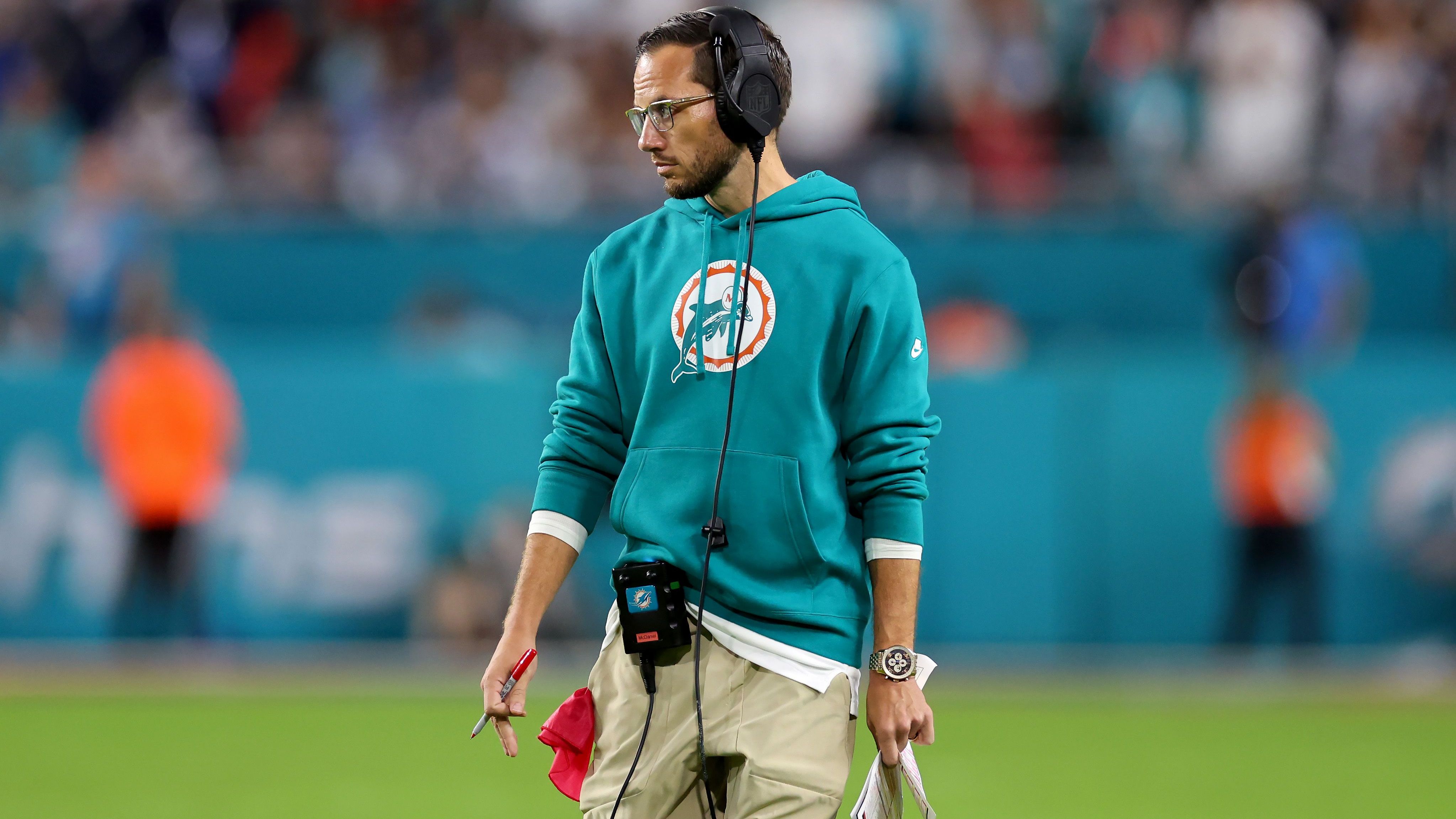 <strong>Platz 8: Miami Dolphins um Head Coach Mike McDaniel&nbsp;</strong><br>Besonders zu Saisonbeginn zählen die Miami Dolphins in der McDaniel-Ära zu den besten Teams der Liga. Der Trainerstab mit und um McDaniel überzeugt mit kreativen Ideen, besonders in der Offensive. Allerdings geht den Dolphins zu häufig die Puste im Saison-Endspurt aus.&nbsp;