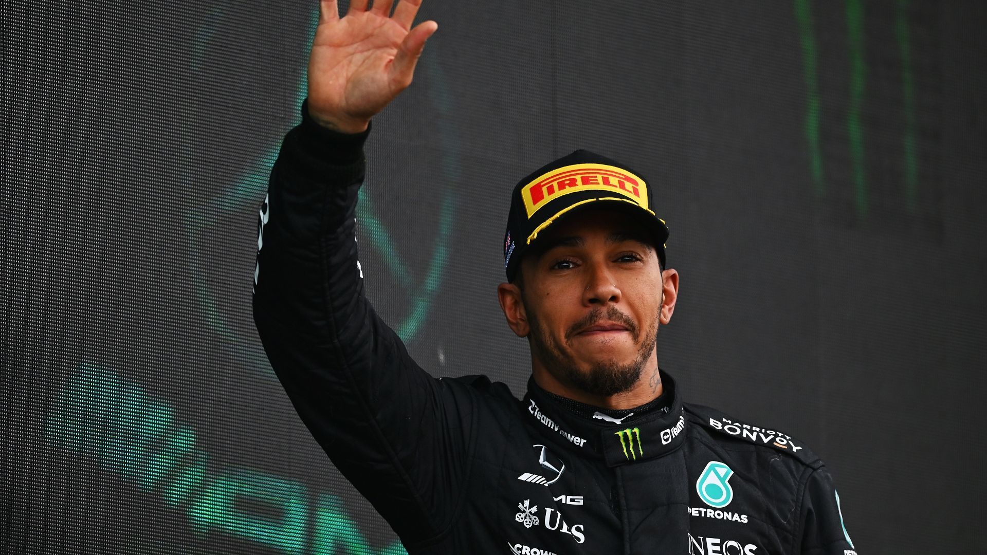 
                <strong>Gewinner: Lewis Hamilton</strong><br>
                Zum dritten Mal in vier Rennen auf dem Podium: Der Rekord-Champion setzt auch in der Heimat seinen positiven Trend fort. Mit Platz drei holt der 38-Jährige das absolute Optimum heraus – wohlgemerkt von Start-Position sieben. Mit all seiner Erfahrung lässt er das Ferrari-Duo alt aussehen und profitiert dann von einer Safety-Car-Phase in der zweiten Rennhälfte. Das Glück des Tüchtigen!
              